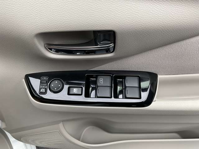 パワーウインドウ（運転席：ワンタッチ、キーオフ後作動、挟み込み防止機構付）