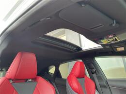 【ムーンルーフ】天井から太陽の穏やかな光や爽やかな風を取り込むことができる、レクサスの「サンルーフ」です！頭上のスイッチでムーンルーフを開閉することができます。