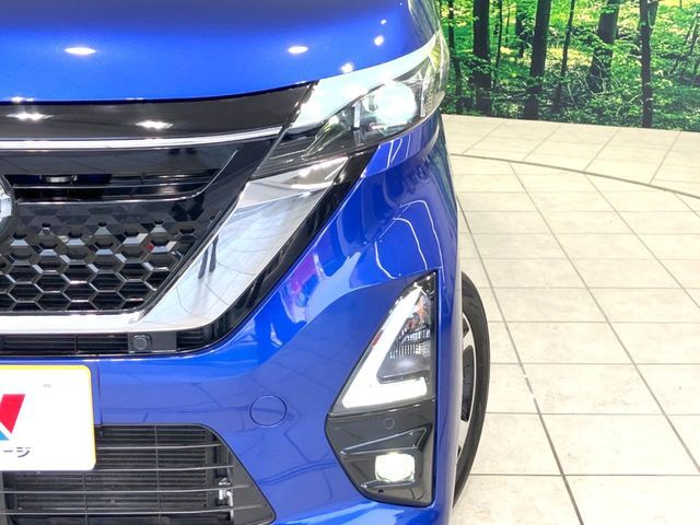 【LEDヘッドライト】悪天候や夜間走行時も良好な視界を確保し安心して運転できる高輝度LEDヘッドライトを装備！点灯速度が早く、消費電力も抑えられています。
