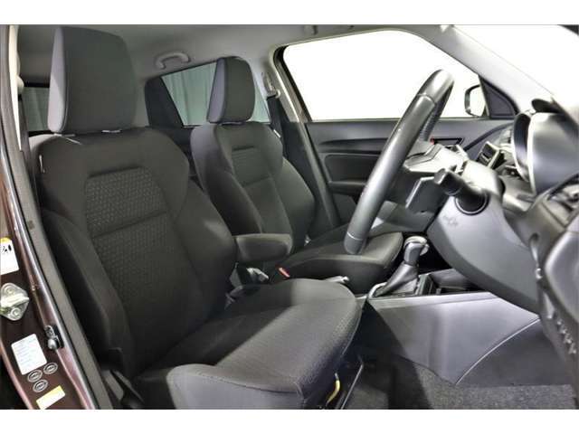 厚みがあって、座り心地のいいシート。運転席も助手席もリラックスしてゆったりと座れます。