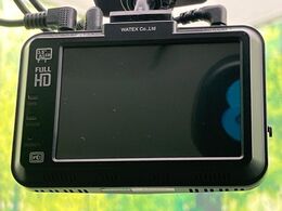 【ドライブレコーダー】安心・安全なカーライフに必須のドライブレコーダーを装備！走行中はもちろん、あおり運転や事故に遭遇した際の状況も映像で記録し、万一のリスクに備えます。