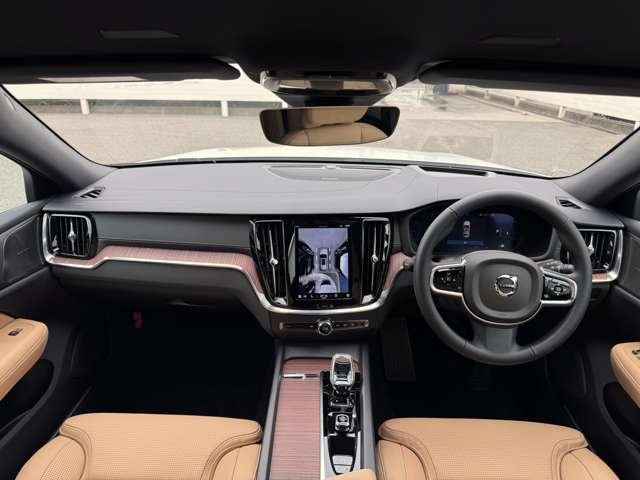 インストルメントパネルは僅かに運転席側へと傾けられているほか、余計なスイッチ類を可能な限り排し、運転に集中しやすい環境を造り出しています。