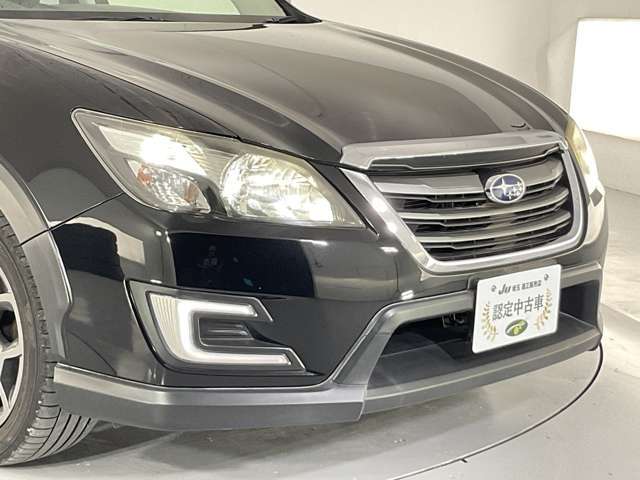 当店では仕入れた車両を撮影スタジオ完備の商品管理センターにて室内クリーニングや外装の磨き施工等、徹底した商品車仕上げを行っております。