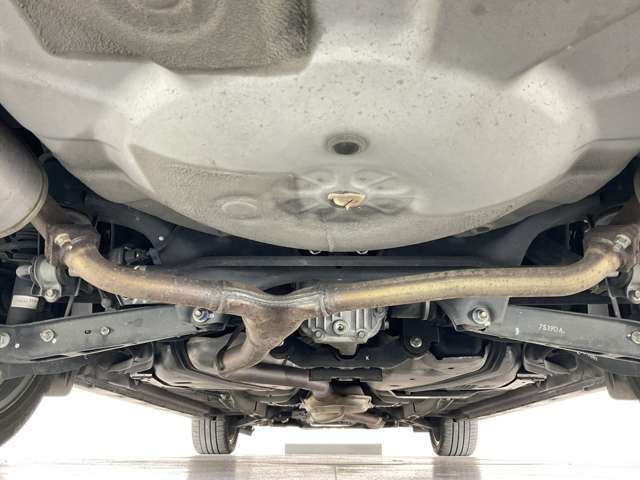 中古車だと気になる足廻り＆下廻り・・・ご覧の通り状態良好◎沿岸部や降雪地にお住まいのお客様もご安心ください♪