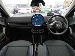 インパネ周りは、MINIの昔ながらのデザインを踏襲しつつ、円形の有機ELセンターディスプレイなどが装備されています！