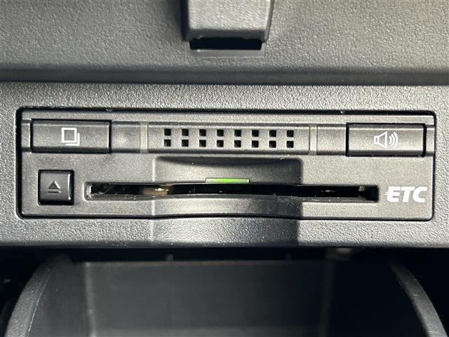 有料道路を利用する際に料金所で停止することなく通過できる、ETC車載器（ノンストップ自動料金収受システム機器）が装備されています。セットアップを行うことで利用可能になります。