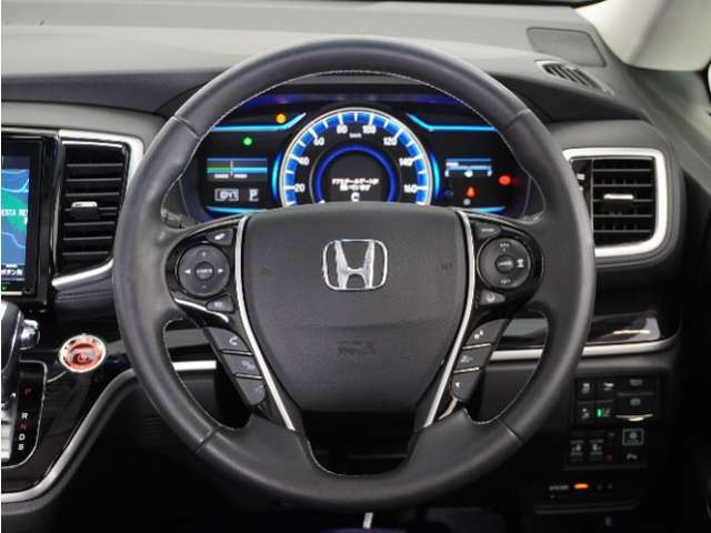 【Honda SENSING】 カメラ等装置で精度の高い検知能力を発揮、安全運転を支援します。ステアリング上のコントローラーに注目！