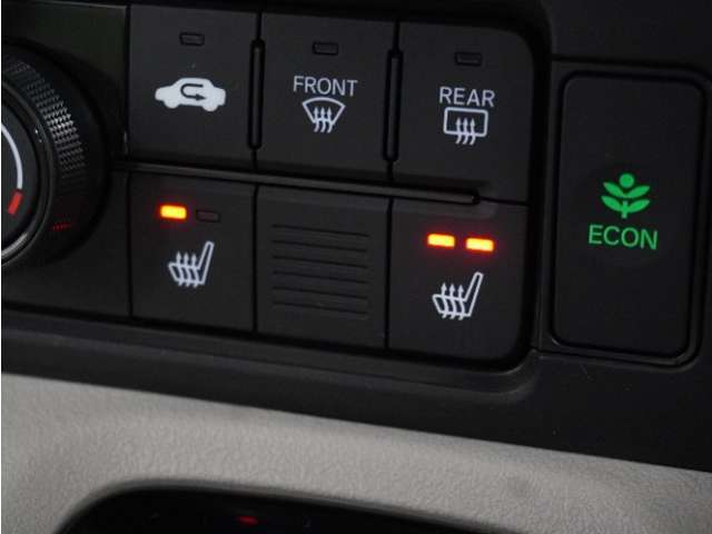 【シートヒーター】寒い日も、心地よく過ごせる空間を。温度調節が可能です。