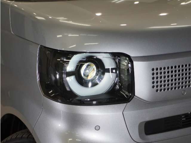 【LEDヘッドライト】省電力で、明るく遠くまで照らし、夜道や雨天などの走行の際、安心感を高めます。オートライト機構で周囲の明るさを感知し、自動で点灯、消灯します。