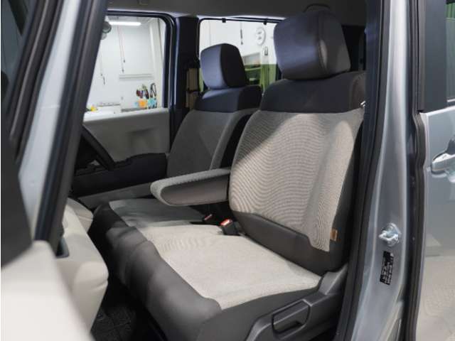 【フロントシート】からだを包みこむような形状でホールド感があり、ロングドライブでも疲れにくいシート。後ろの席のゆとりも考えた背面形状など、機能を踏まえながらスマートなデザイン！