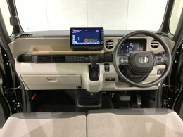 車内は光触媒抗菌消臭施工済です。スタイリッシュなデザインで暖かみのあるインパネ周りを演出します。グローブボックスやカップホルダーのほかにトレーなどたくさんの収納スペースが装備されています。