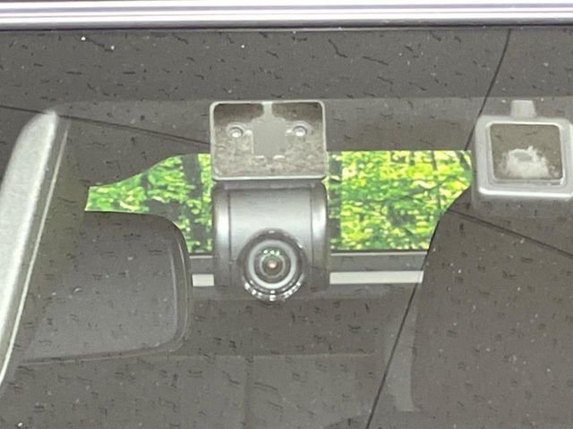 【ドライブレコーダー】安心・安全なカーライフに必須のドライブレコーダーを装備！走行中はもちろん、あおり運転や事故に遭遇した際の状況も映像で記録し、万一のリスクに備えます。