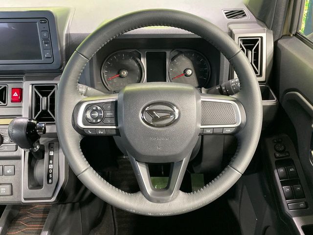 インテリアに合わせたデザインのステアリングは、運転される方のことも考え、運転しやすい形状、大きさです。是非一度、実際に触ってお確かめください。