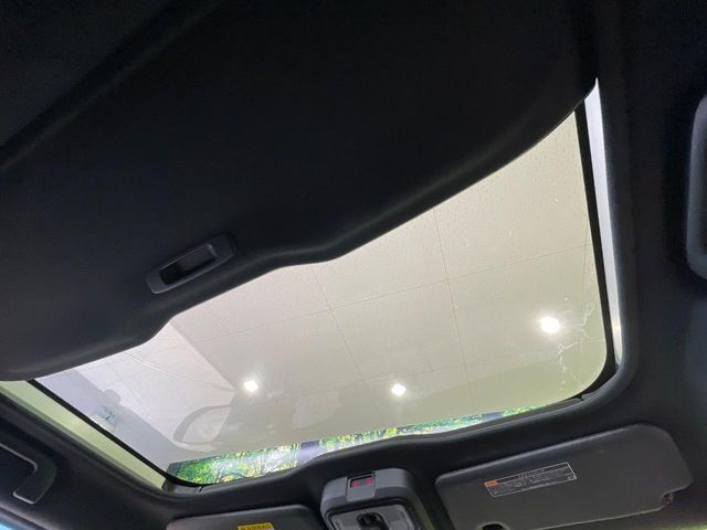 【ガラスルーフ】ガラスルーフ搭載で車内の解放感が一気にアップ！開放的なドライブをお楽しみいただけます。