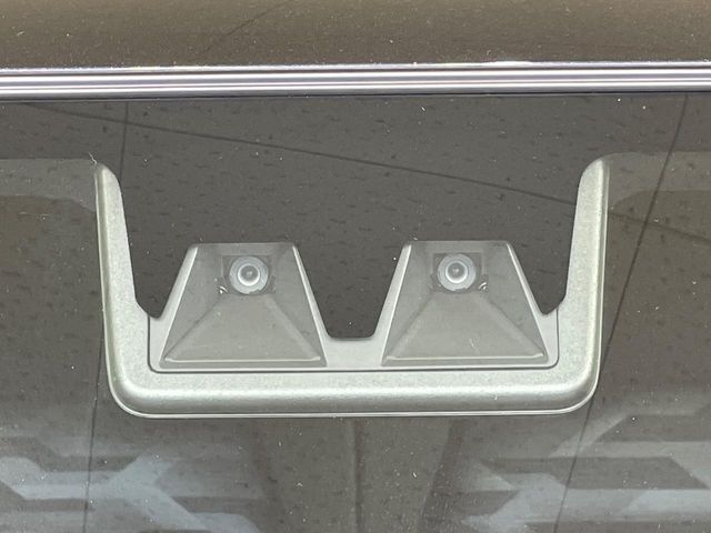 【スマートアシスト】走行中に前方の車両等を認識し、衝突しそうな時は警報とブレーキで衝突回避と被害軽減をアシスト。より安全にドライブをお楽しみいただけます。