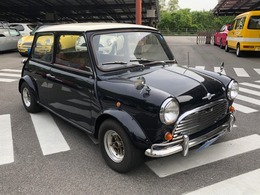 ミニは1969年までBMCの1980年代後半からは「ローバーミニ」として販売されました。 ローバーミニの原型となるオリジナルのミニのデザイナーは、サー・アレック・イシゴニス（Sir Alec Issigonis）です。