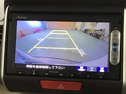リバースギアに入れるだけで後方の表示へ切り替わります。夜間や雨の日の駐車も楽になりますよ。