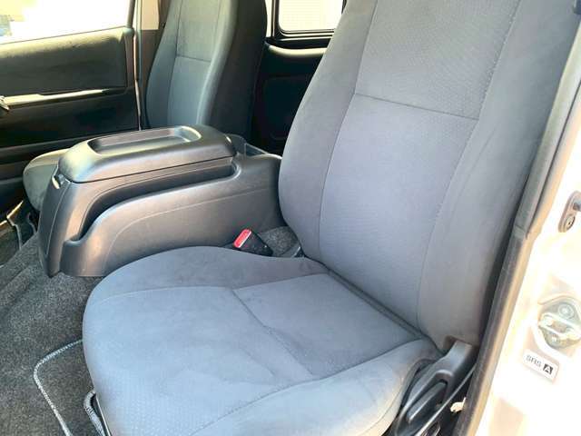 格安でお車を販売する為コストを限界まで抑える為、少人数で営業しております、ぜひご予約をしていただきお越しください！スムーズにご案内させて頂きます♪