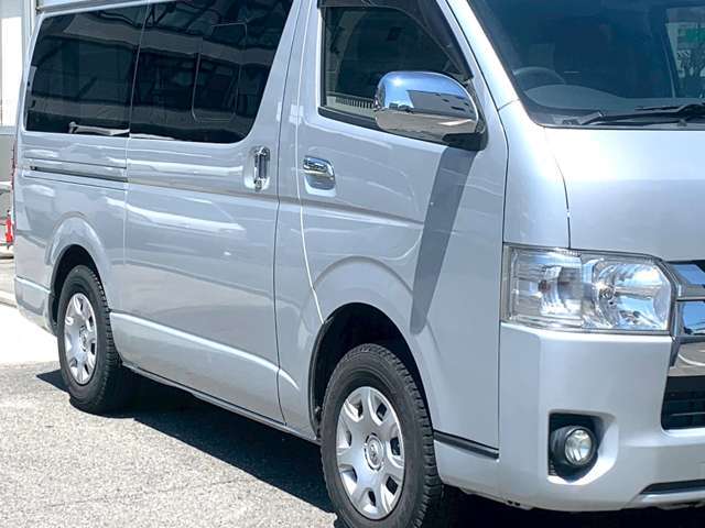 当店では仕入れのプロが厳選して安く仕入れているのと、買取したお車を直販しております♪仕入、清掃等商品化まですべて自社が行っております。その為一般価格よりも低い価格設定で販売しております♪