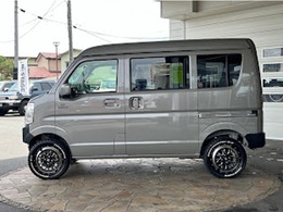 独自開発したオリジナル30ミリアップキットを装着。キャンバーボルト、リアラテラルロッドもセットアップしてリフトアップ時のズレを補正しております。