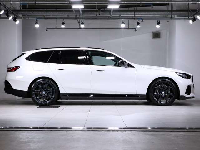 BMW認定中古車は360°チェックリストに従い徹底的にチェック。エンジンやトランスミッション、電気系統やコンピュータ・システムなどを詳細に点検。交換基準に達した部品は整備した後にご納車いたします。
