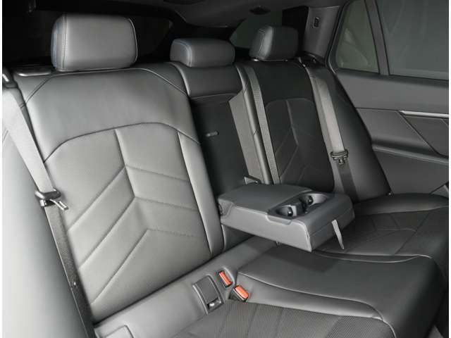 またプレミアムセレクション2年保証のお車は延長保証にご加入頂けます。プレミアムセレクション2年保証からさら最大2年間、合計4年間の保証をお受け頂けます。対象箇所の不具合は無償修理をご提供致します。