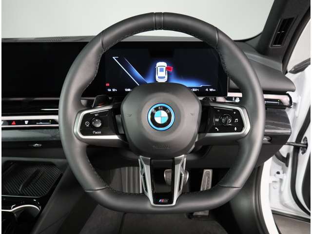 BMW認定中古車は360°チェックリストに従い徹底的にチェック。エンジンやトランスミッション、電気系統やコンピュータ・システムなどを詳細に点検。交換基準に達した部品は整備した後にご納車いたします。