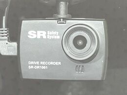 【ドライブレコーダー】安心・安全なカーライフに必須のドライブレコーダーを装備！走行中はもちろん、あおり運転や事故に遭遇した際の状況も映像で記録し、万一のリスクに備えます。