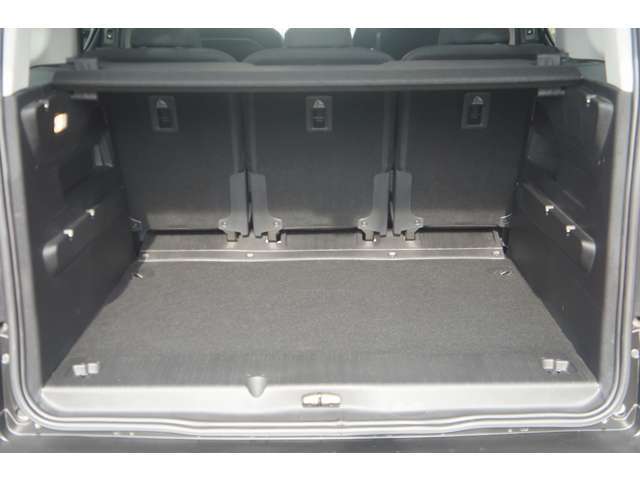 広大で出っ張りがなく使いやすいカーゴルームが、やはり人気の源泉。荷物を隠すカバーは、一段低い位置にセットするとガラスハッチだけを開けた時に便利。