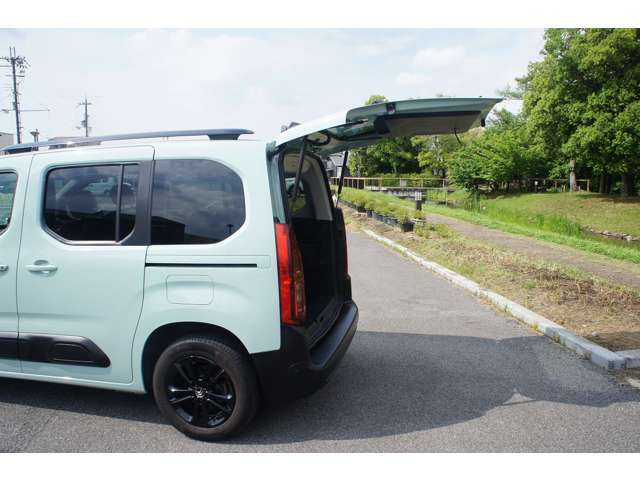 テールゲートはハッチバック方式で、キャンプ場では日除けや雨除けとしても役立ちます。