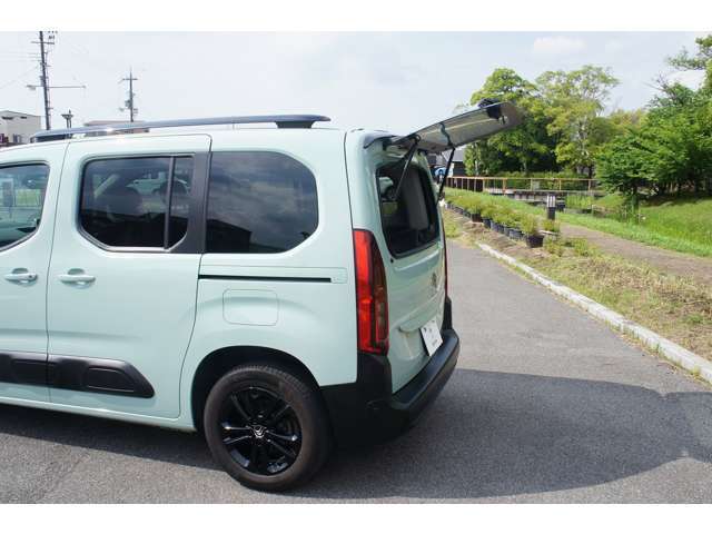 ガラスハッチだけでの開閉もできます。狭い場所での荷物の積み下ろしや、スーパーでのちょっとしたお買い物荷物に便利