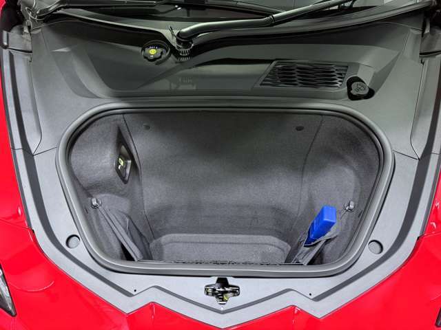 コルベットコンバーチブルにはフロントとリアのそれぞれに356リッターのトランクスペースが設けられており、リアトランクにはゴルフバッグを2個納めることが可能なスペースとなっております。