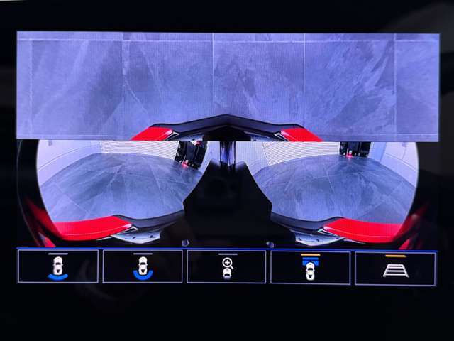 リバースギアに連動したパークアシスト機能付きフロント＆リアカーブビューHDパーキングカメラを装備。モニター上で視点切り替えも可能です。また、バックミラーはデジタルインナーミラーを採用しております。
