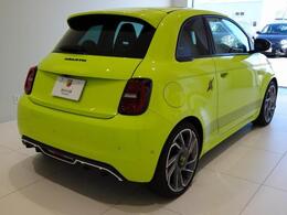 丸みを帯びてスーッと伸びるルーフラインがサイドに柔らかい印象を与えます。