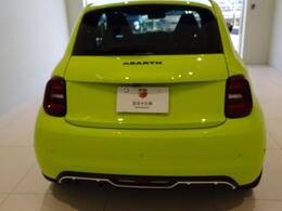 テールレンズは縦長のドーナツ型で、真ん中の部分はボディと同色になっています。