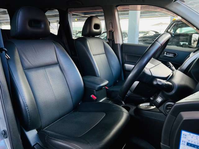 ブラックを基調としたシートは、大きな座面とクッション性がよく座り心地が良いです。運転しやすく、長時間運転していても疲れにくいです。