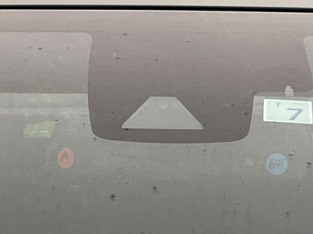 【プリクラッシュセーフティ】前方の車両等を検知し、衝突しそうな時は警報で注意を促し、ブレーキを踏む力をサポート。ブレーキを踏めなかった場合は衝突被害軽減ブレーキが作動、衝突回避をサポートします。