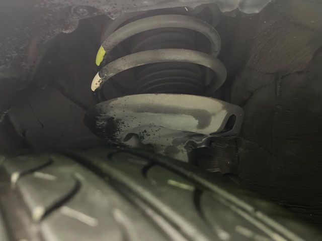お車を安心してお乗りいただく為には、足回りの定期点検が欠かせません。サービスサポート（有償保証）では無料点検もご提供しており、安心のカーライフをお過ごしいただけるサポート体制が整っています。