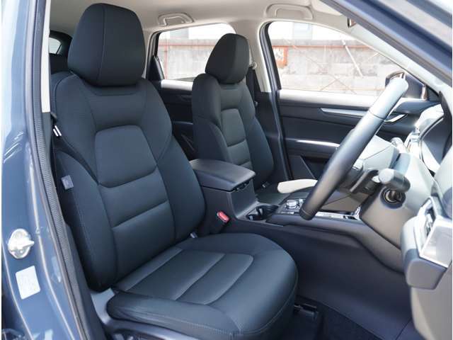 マツダ車のシートは人間工学に基づき設計されています。人の骨盤を支える様にシート内部の素材を研究し開発されていますのでロングドライブでも疲労を感じにくいのが特徴です☆