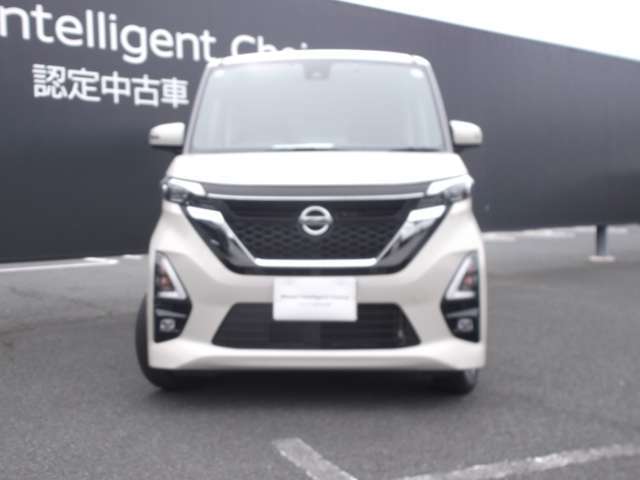 LEDヘッドライトは、本当に明るくて安全です。暗い夜道からお客様を守ってくれます。運転しやすいですし、黄色いハロゲンライトと見比べてください。