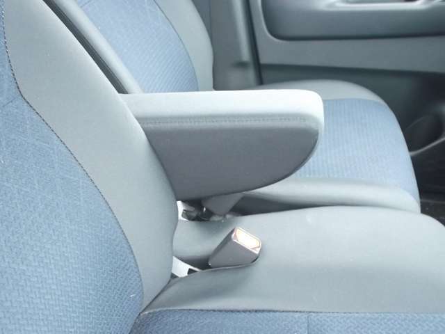運転席アームレストが装備されております。