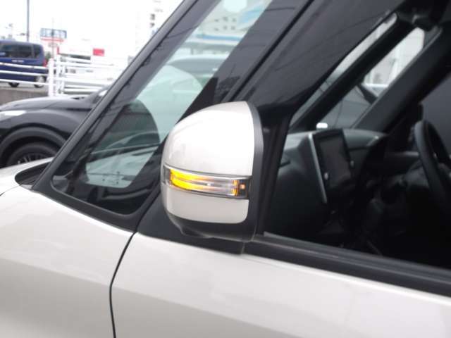 電動格納式ミラーなので、対向車などとのすれ違い時にも便利です。また、ドアロック連動で自動格納します。