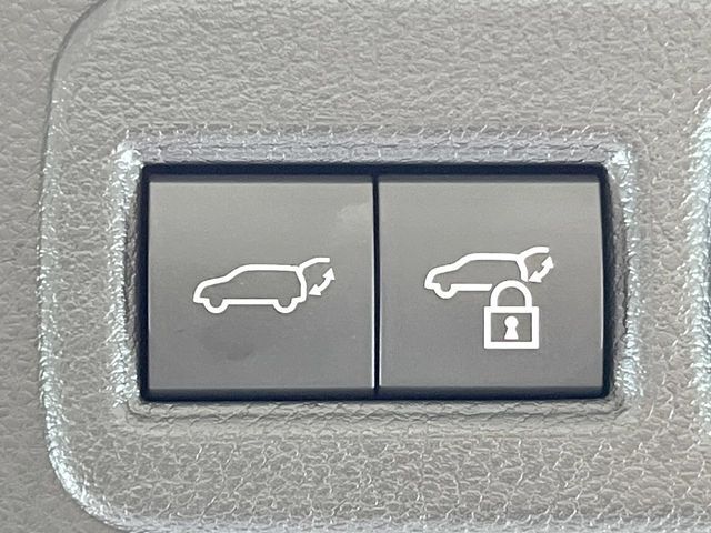 【パワーバックドア】スマートキーや運転席のボタンを押すだけでリアゲートが自動で開閉します！荷物を持っている時や、高い位置にあるバックドアを閉める際に便利な機能です♪