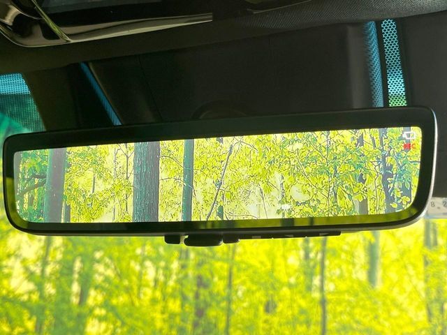 【デジタルインナーミラー】後席の大きな荷物や同乗者で後方が確認しづらい時でも安心！カメラが撮影した車両後方の映像をルームミラー内に表示。クリアな視界で状況の確認が可能です！