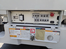 100V電源取り出し口が付いていますので、電動工具や夜間作業時の照明点灯に利用できます。