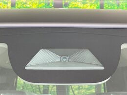 【ホンダセンシング】走行中に前方の車両等を認識し、衝突しそうな時は警報とブレーキで衝突回避と被害軽減をアシスト。より安全にドライブをお楽しみいただけます。