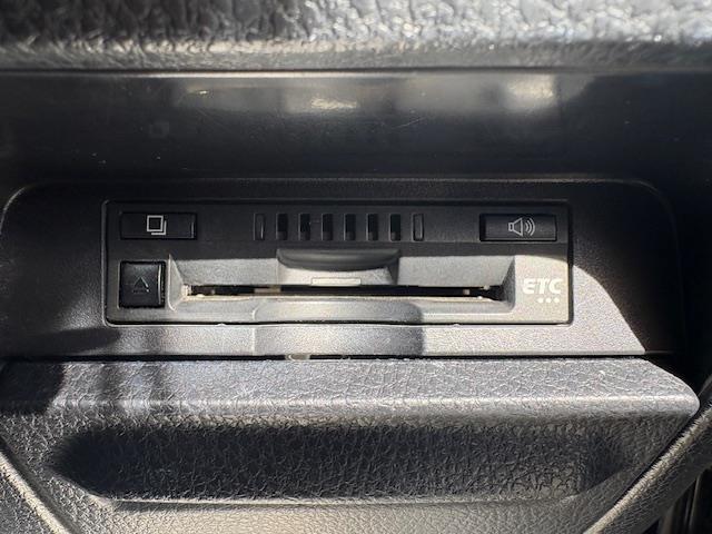 【ETC】有料道路を利用する際に料金所で停止することなく通過できる、ETC車載器（ノンストップ自動料金収受システム機器）が装備されています。セットアップを行うことで利用可能になります。