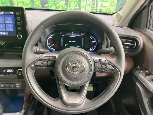 【純正革巻きステアリング】上質な革を使用することで、手にしっかり馴染みとても運転しやすいハンドルです♪