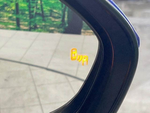 【ブラインドスポットモニター】走行中、ドアミラーの死角になりやすい箇所に後続車が接近するとサイドミラーのレンズに警告を表示！ドライバーに注意喚起をしてくれます。
