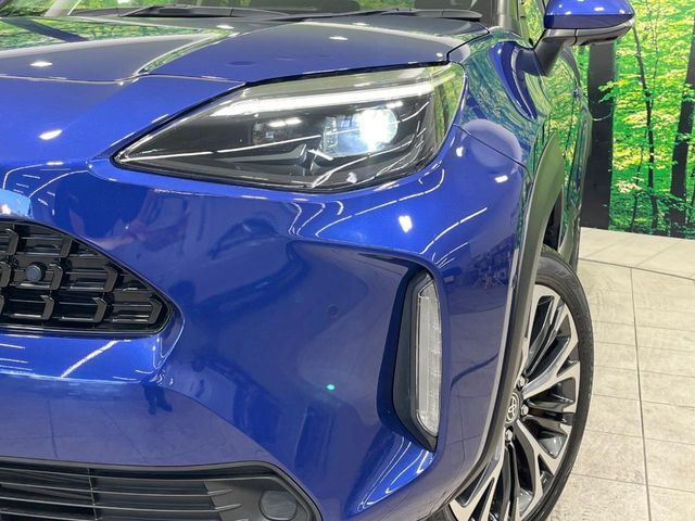 【LEDヘッドライト】悪天候や夜間走行時も良好な視界を確保し安心して運転できる高輝度LEDヘッドライトを装備！点灯速度が早く、消費電力も抑えられています。